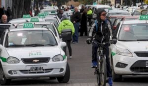 Αργεντινή: Οι οδηγοί ταξί από τη Λα Πλάτα απέκλεισαν διάφορα σημεία της πόλης σε ένδειξη διαμαρτυρίας κατά της Uber και της Didi