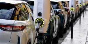 IEA: Οι ανοδικές πωλήσεις των κινεζικών αυτοκινητοβιομηχανιών μπορεί να μειώσουν τις τιμές των ηλεκτρικών οχημάτων στην Ευρώπη