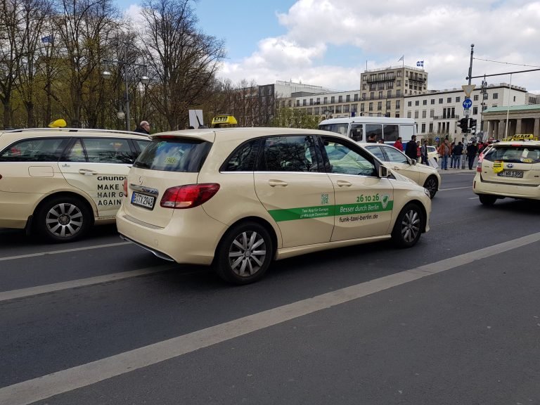 Γερμανία: Η ευρωπαϊκή οδηγία για την εργασία στις πλατφόρμες και ο κλάδος των ταξί