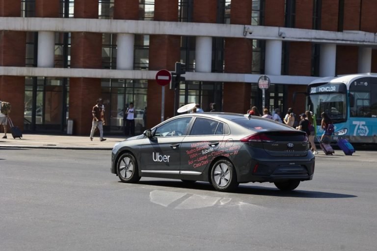 Iσπανία: Uber, Cabify και Bolt τριπλασίασαν τις τιμές τους στη διάρκεια του μπλακάουτ – προβλήματα και με τα ηλεκτρικά οχήματα
