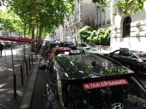 Γαλλία: Έτοιμοι για νέα κινητοποίηση στις 9 Ιουνίου οι οδηγοί ταξί, παρά τις προσπάθειες κατευνασμού από την κυβέρνηση
