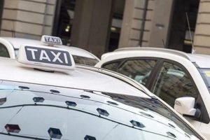 Νάπολη: Επί ποδός πολέμου οι οδηγοί ταξί, καθώς ο δήμος αγνοεί τα αιτήματά τους
