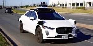 ΗΠΑ: Χρήστες της Uber ακυρώνουν διαδρομές με οδηγούς για να μετακινηθούν με αυτόνομα οχήματα της Waymo