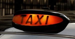 Σκωτία: Οι οδηγοί ταξί του Ινβερνές απαγορεύεται να φορούν τζιν, φόρμες ή αθλητικά παπούτσια, σύμφωνα με το δημοτικό συμβούλιο