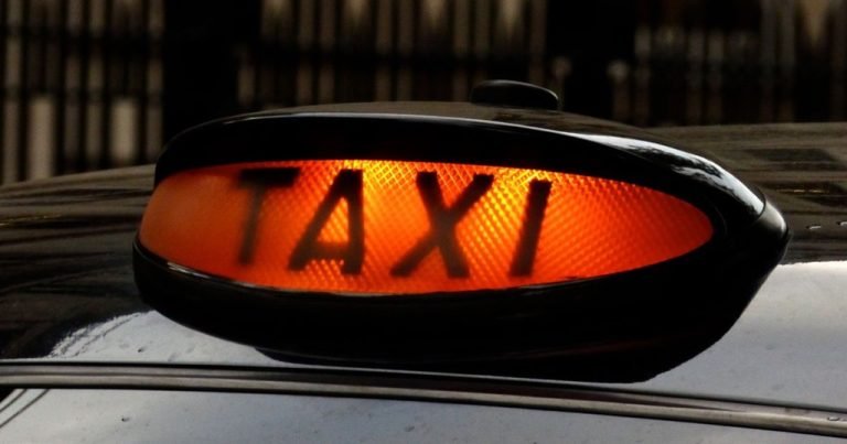 Σκωτία: Οι οδηγοί ταξί του Ινβερνές απαγορεύεται να φορούν τζιν, φόρμες ή αθλητικά παπούτσια, σύμφωνα με το δημοτικό συμβούλιο