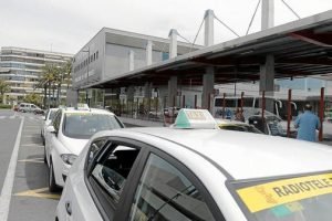 Iσπανία: Μαζική διαμαρτυρία των οδηγών κατά των ενοικιαζόμενων και των τουκ τουκ στο Αλικάντε