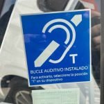 Μαδρίτη: Το μπλε αυτοκόλλητο των ταξί – τι σημαίνει και πώς βελτιώνει την επικοινωνία στο όχημα