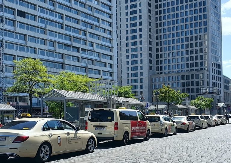 Bερολίνο: Παγώνουν για έναν χρόνο οι παραχωρήσεις νέων αδειών ταξί