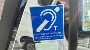 Μαδρίτη: Το μπλε αυτοκόλλητο των ταξί – τι σημαίνει και πώς βελτιώνει την επικοινωνία στο όχημα