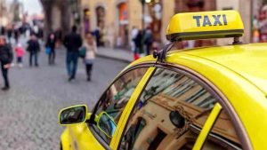 Tσεχία: Απαίτηση, από το 2028, η γνώση της τσεχικής γλώσσας για τους αλλοδαπούς οδηγούς ταξί και ενοικιιαζόμενων