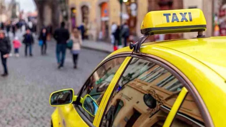 Tσεχία: Απαίτηση, από το 2028, η γνώση της τσεχικής γλώσσας για τους αλλοδαπούς οδηγούς ταξί και ενοικιιαζόμενων