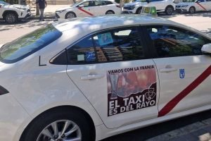 Μαδρίτη: Αυτοκόλλητα της Ράγιο Βαγιεκάνο στα ταξί, εν όψει του πρώτου ευρωπαϊκού τελικού της ομάδας στο Κόνφερενς Λιγκ