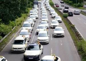 Φρανκφούρτη: Μεγάλη κινητοποίηση των ταξί κατά της πολιτικής απραξίας στις επιβατικές μεταφορές και υπέρ της άμεσης θέσπισης ελάχιστων τιμών στα ενοικιαζόμενα