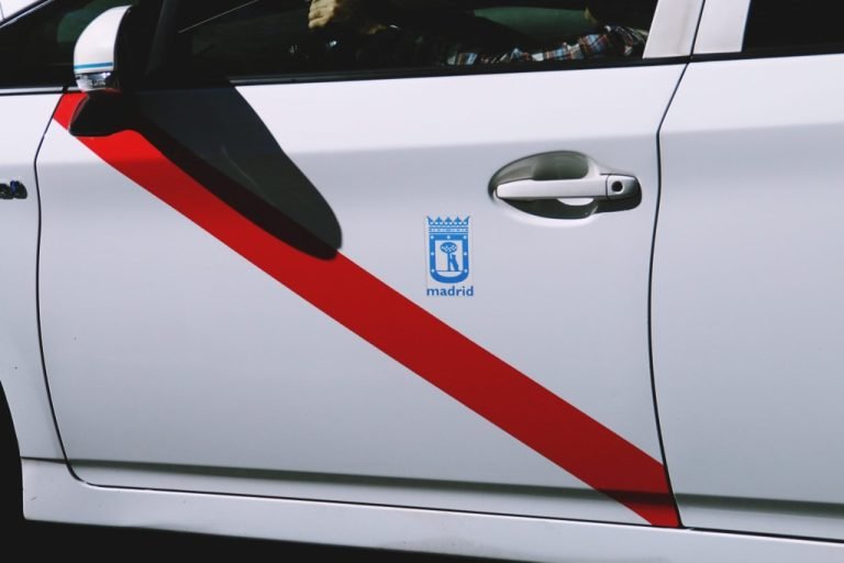Mαδρίτη: Οι υπηρεσίες μεταφοράς της κρατικής ραδιοτηλεόρασης που είχαν ανατεθεί στην Cabify επιστρέφουν στα ταξί με δικαστική απόφαση
