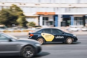 Κίεβο: Δυναμική τιμολόγηση από τις πλατφόρμες Uklon και Bolt κατά τη διάρκεια των πολεμικών συναγερμών