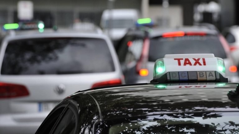 Γαλλία: Κινητοποίηση των οδηγών ταξί στην Μπρεστ στις 17 Οκτωβρίου με κύριο αίτημα την ελάφρυνση του λειτουργικού κόστους