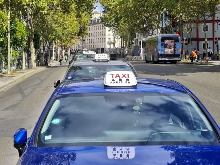 Γαλλία: Η στρατηγική αντιμετώπισης των προκλήσεων του επαγγέλματος κύριο θέμα της ετήσιας γενικής συνέλευσης της Ομοσπονδίας Ταξί