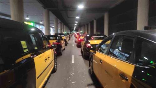 Los-taxistas-protestan-por-la-mala-gestion-del-Aeropuerto-a-los-pasajeros